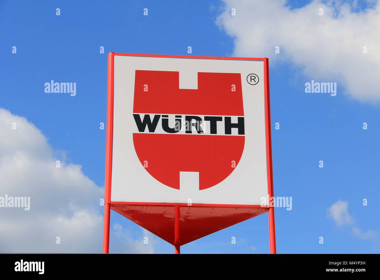 FORSSA, Finlandia - 3 agosto: segno Wurth contro sky in Kaarina, Finlandia il 3 agosto 2013. Gruppo Wurth è un grossista di tutto il mondo di power tools, ch Foto Stock