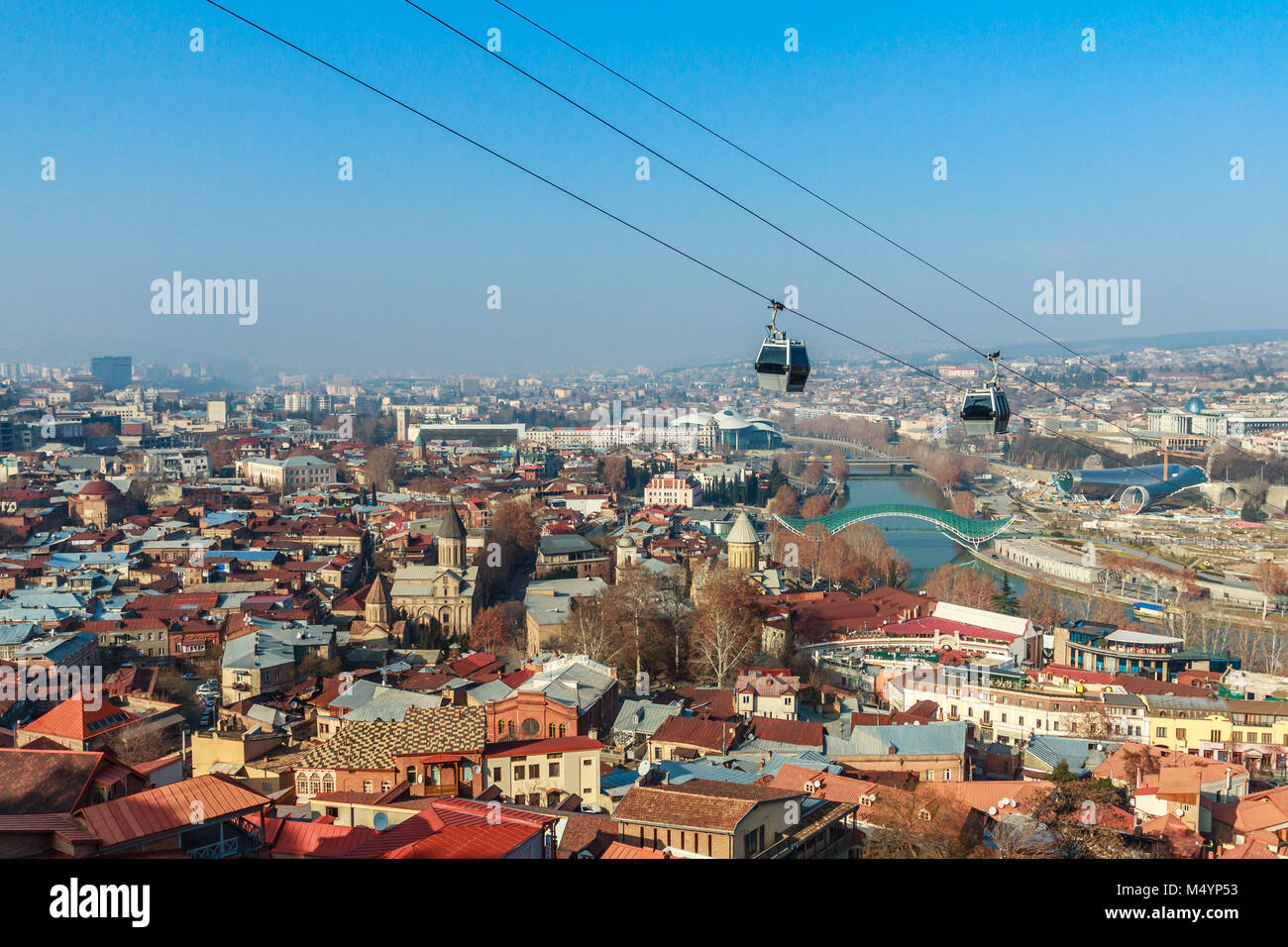 Tbilisi vecchie strade di città, Kura river, chiesa della Santa Trinità e il cavo auto in primo piano, Georgia Foto Stock