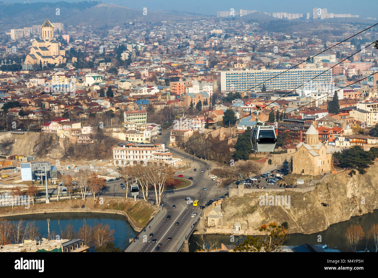 Tbilisi vecchie strade di città, Kura river, chiesa della Santa Trinità e il cavo auto in primo piano, Georgia Foto Stock