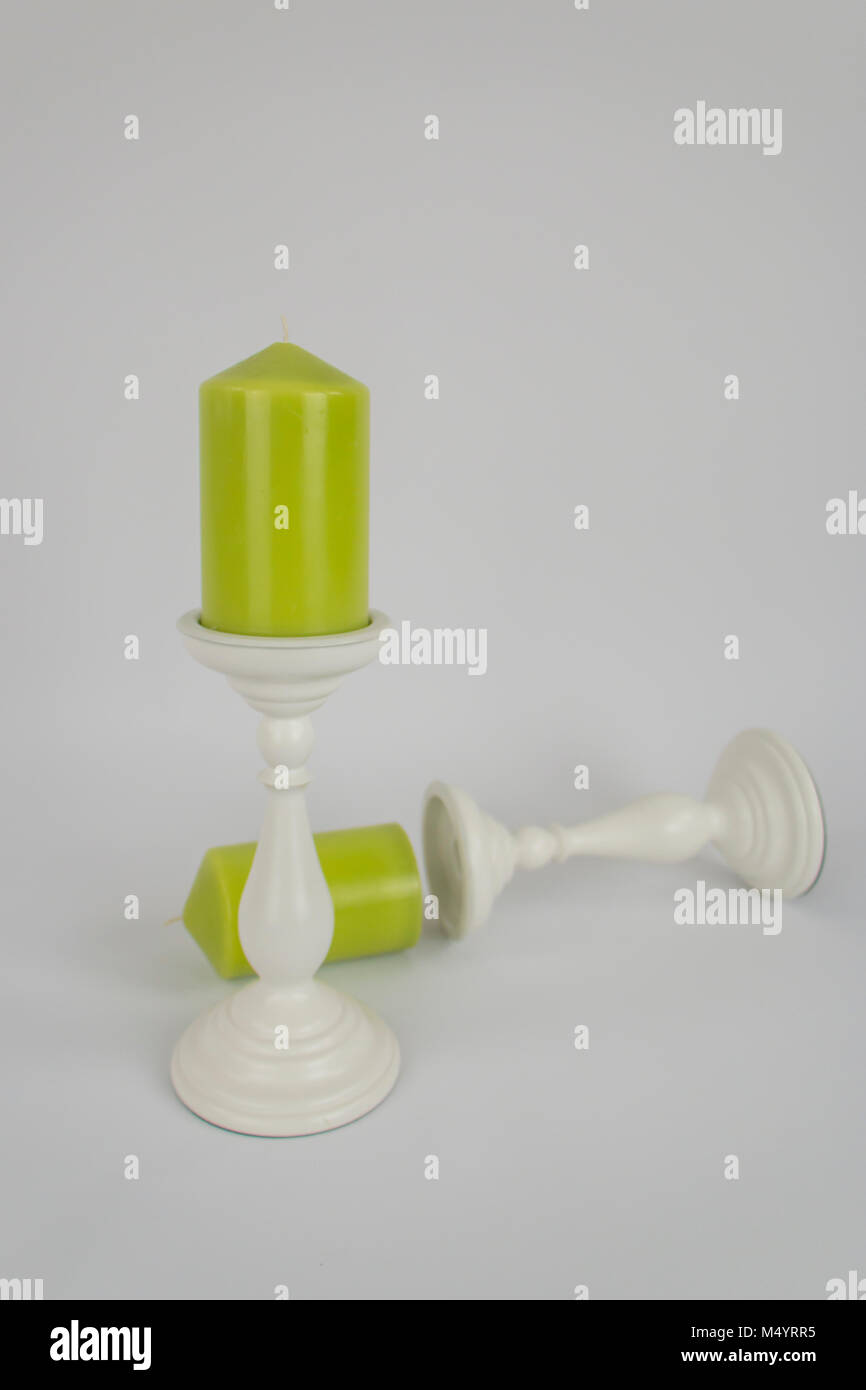 Due verde lime candele su bianco portacandele Foto Stock