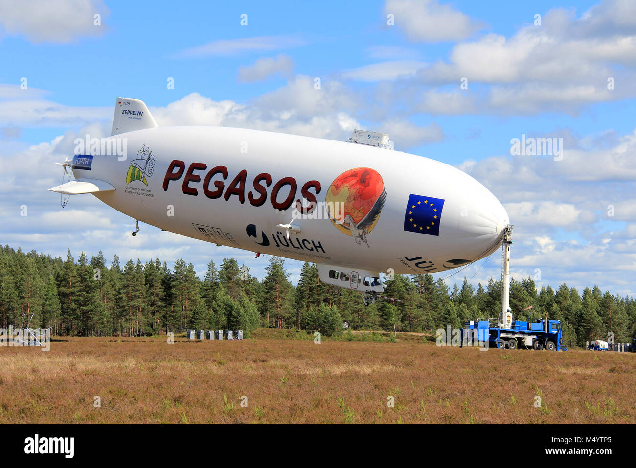 JAMIJARVI, Finlandia - 15 giugno 2013: Pegasos Zeppelin NT dirigibile in Jamijarvi, Finlandia il 15 giugno 2013 dopo aver completato la ca. 30 ricerca voli come Foto Stock
