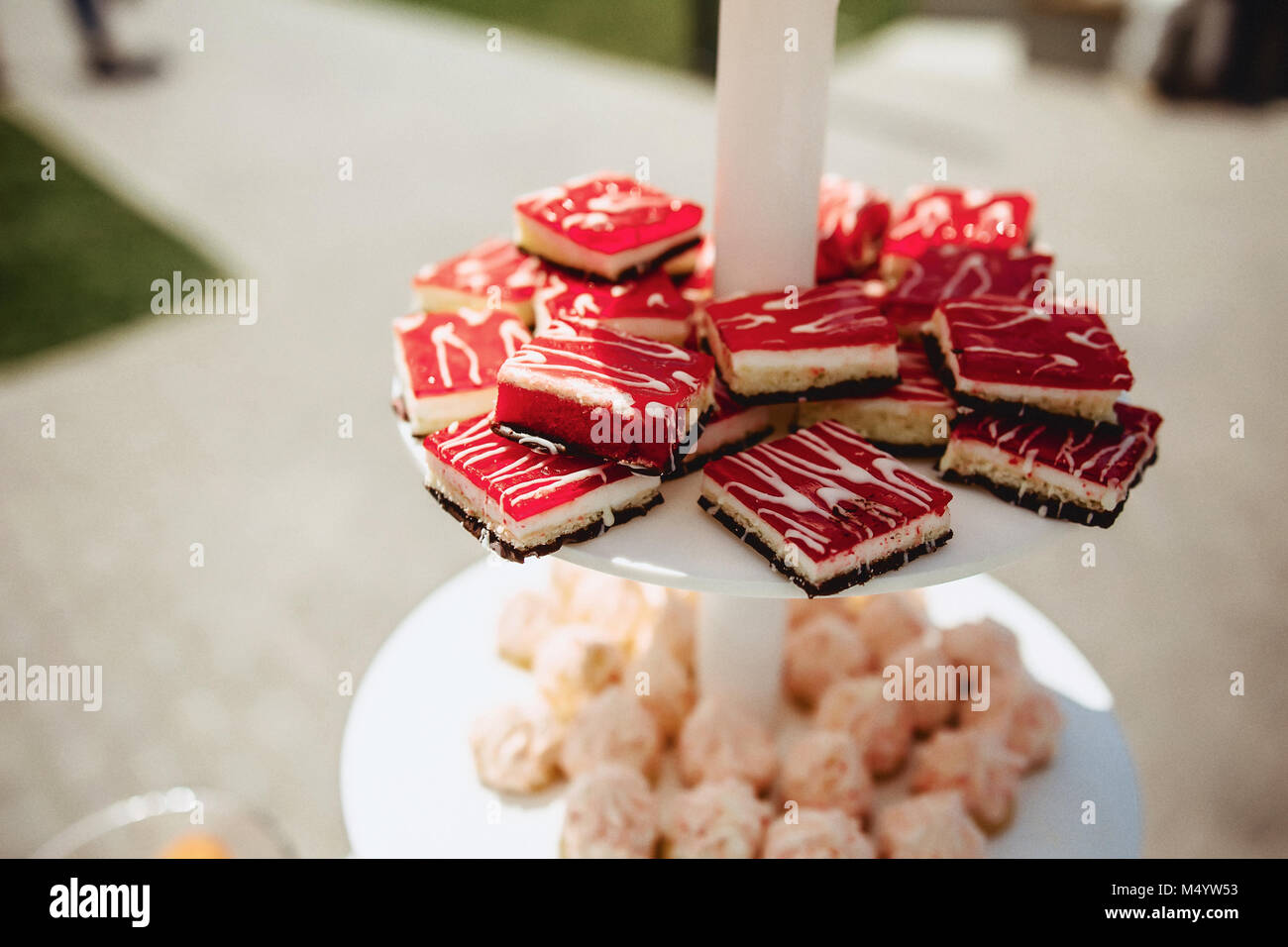 Torte deliziose e tappi al banchetto di nozze Foto Stock