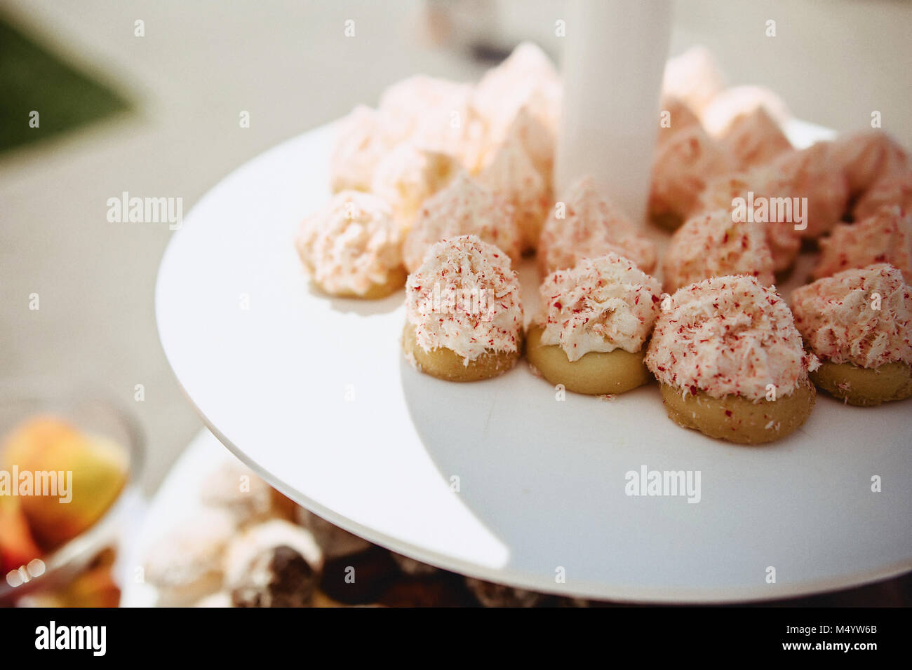 Torte deliziose e tappi al banchetto di nozze Foto Stock