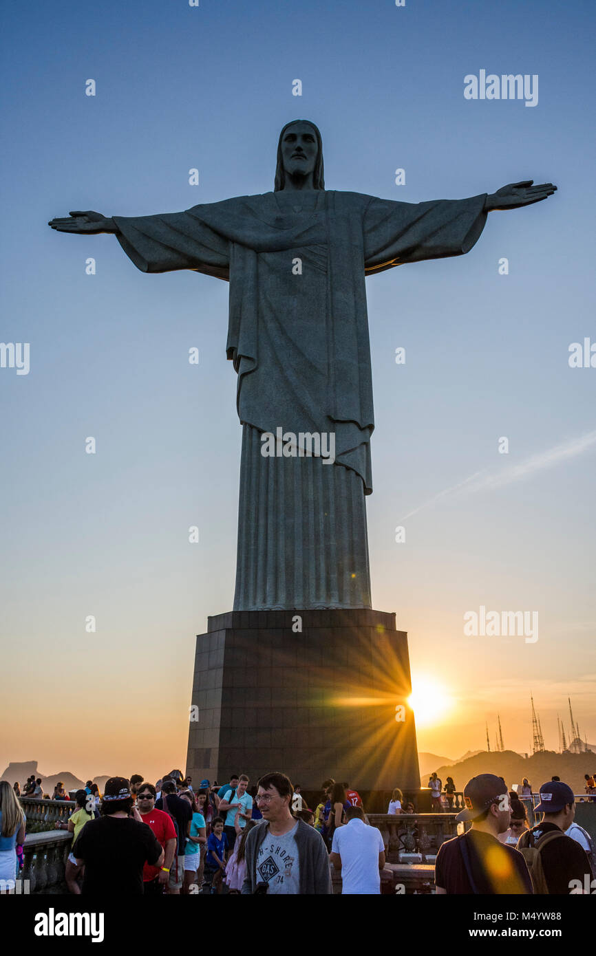 Cristo Redentore statua con i turisti al tramonto, monte Corcovado, Rio de Janeiro, Brasile Foto Stock