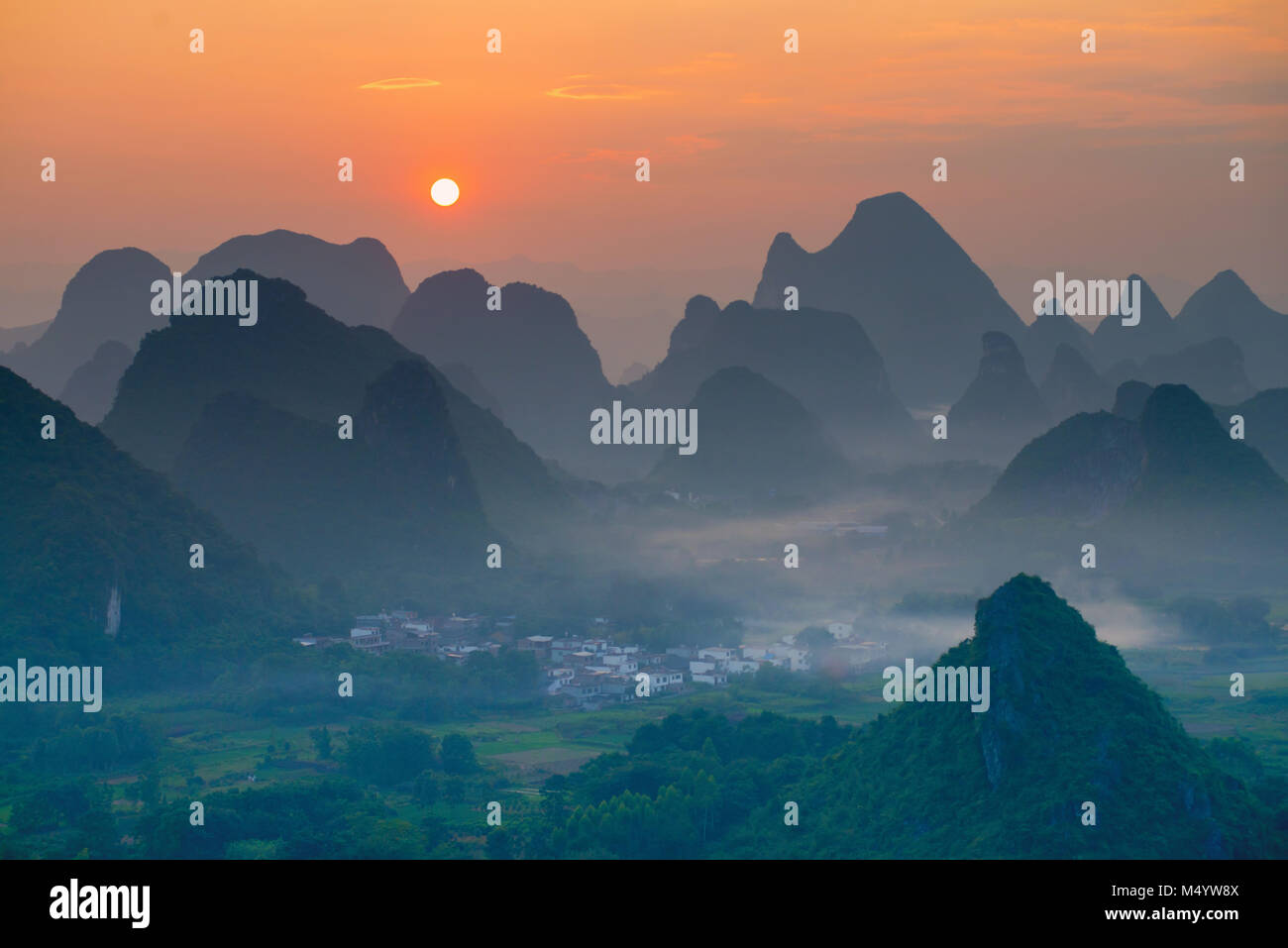 Sunset over Cuiping Wuzhi Hill in Guilin, Cina Foto Stock