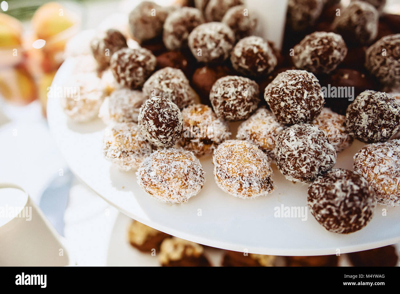 Torte deliziose e tappi al banchetto di nozze Foto Stock