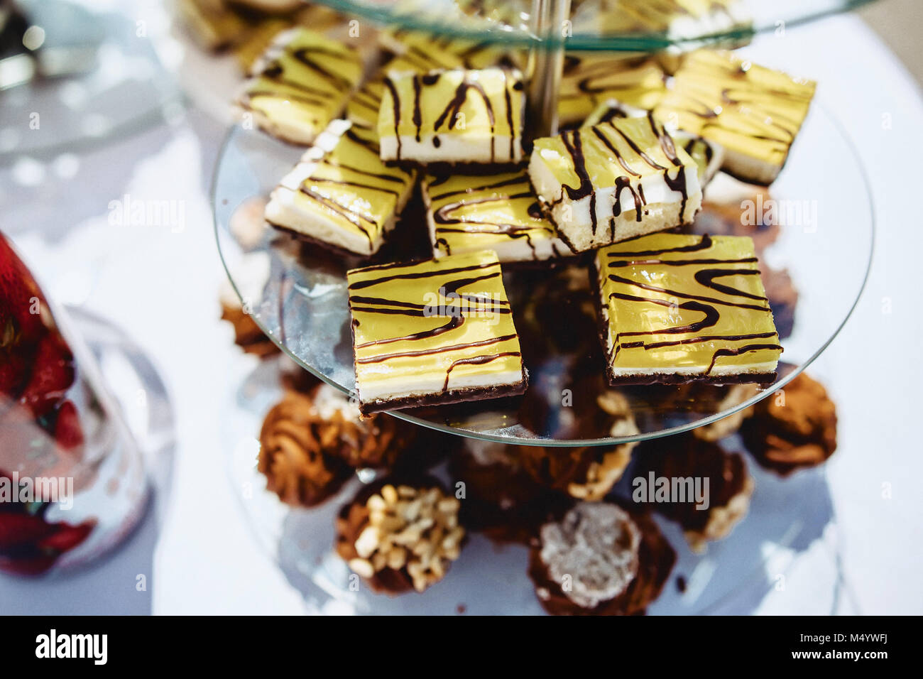 Torte deliziose e tappi al banchetto di nozze Foto Stock