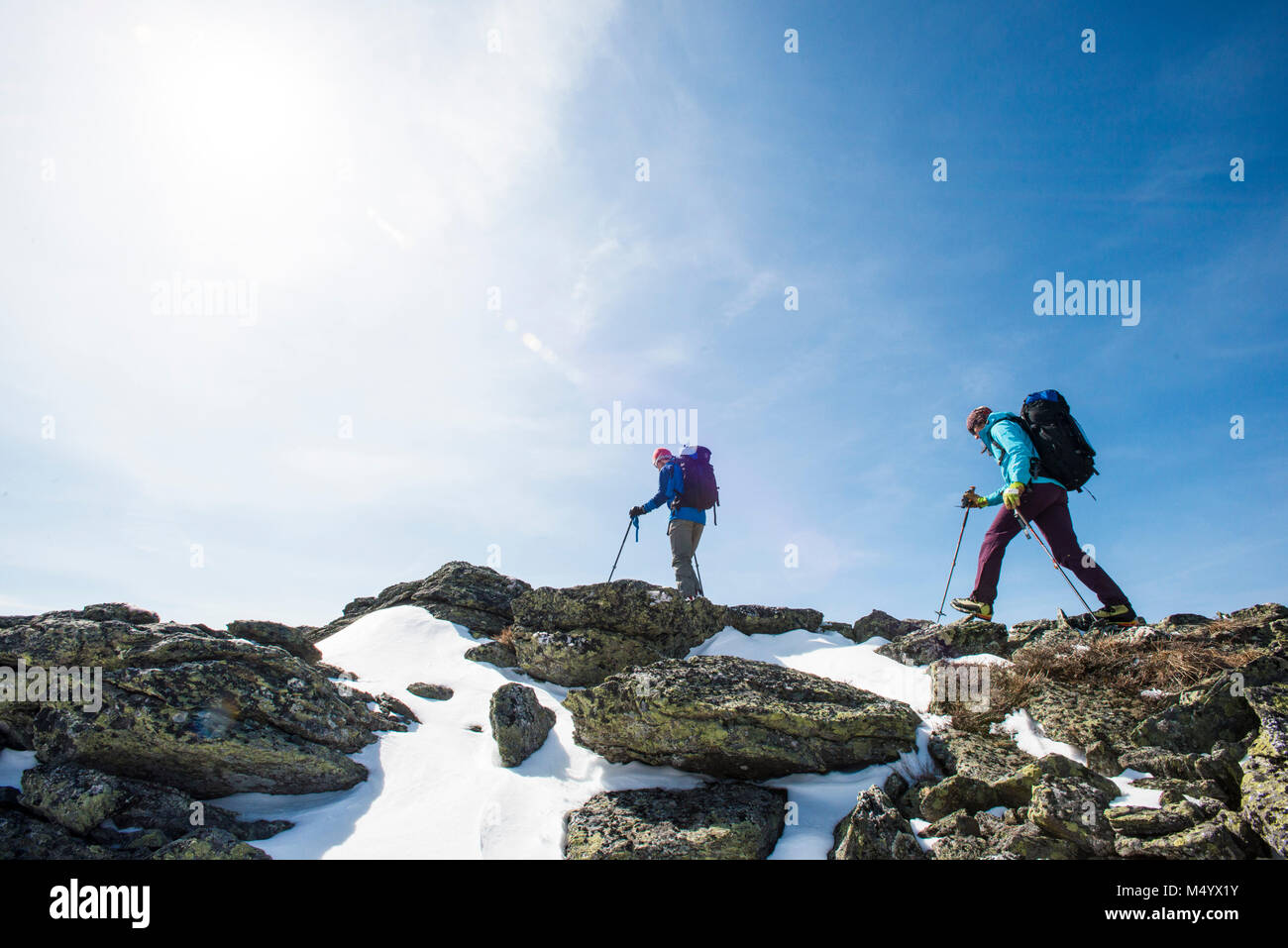 Escursioni invernali sulla giornata di sole nelle White Mountains del New Hampshire, STATI UNITI D'AMERICA Foto Stock