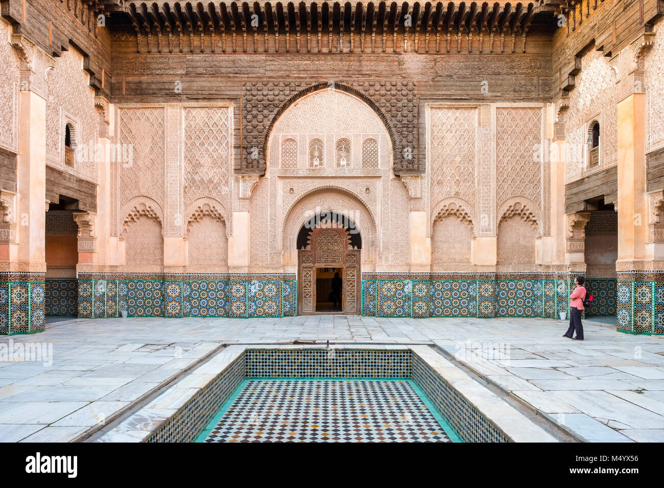 Cortile ornato di Ben Youssef Madrasa college, Marrakech, Marrakesh-Safi, Marocco Foto Stock