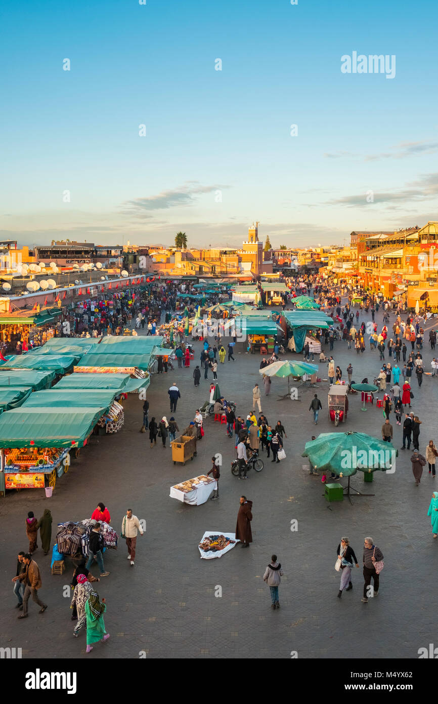 Affollato mercato sulla piazza Jamaa El-Fná square al crepuscolo, Marrakech, Marrakesh-Safi, Marocco Foto Stock