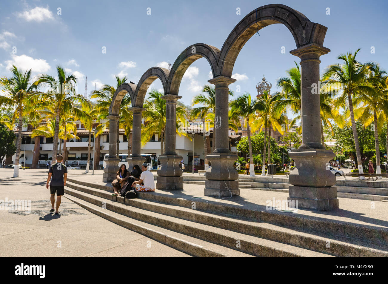 Il Arcos del malecón (Malecon archi) scultura, un'icona della città, è stato originariamente proposto da una Hacienda coloniale a Guadalajara. Foto Stock