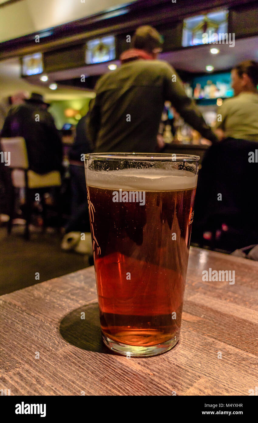 Una pinta di real ale o tradizionali britannici di birra in un pub, Devon, Regno Unito. Febbraio 2018. Foto Stock