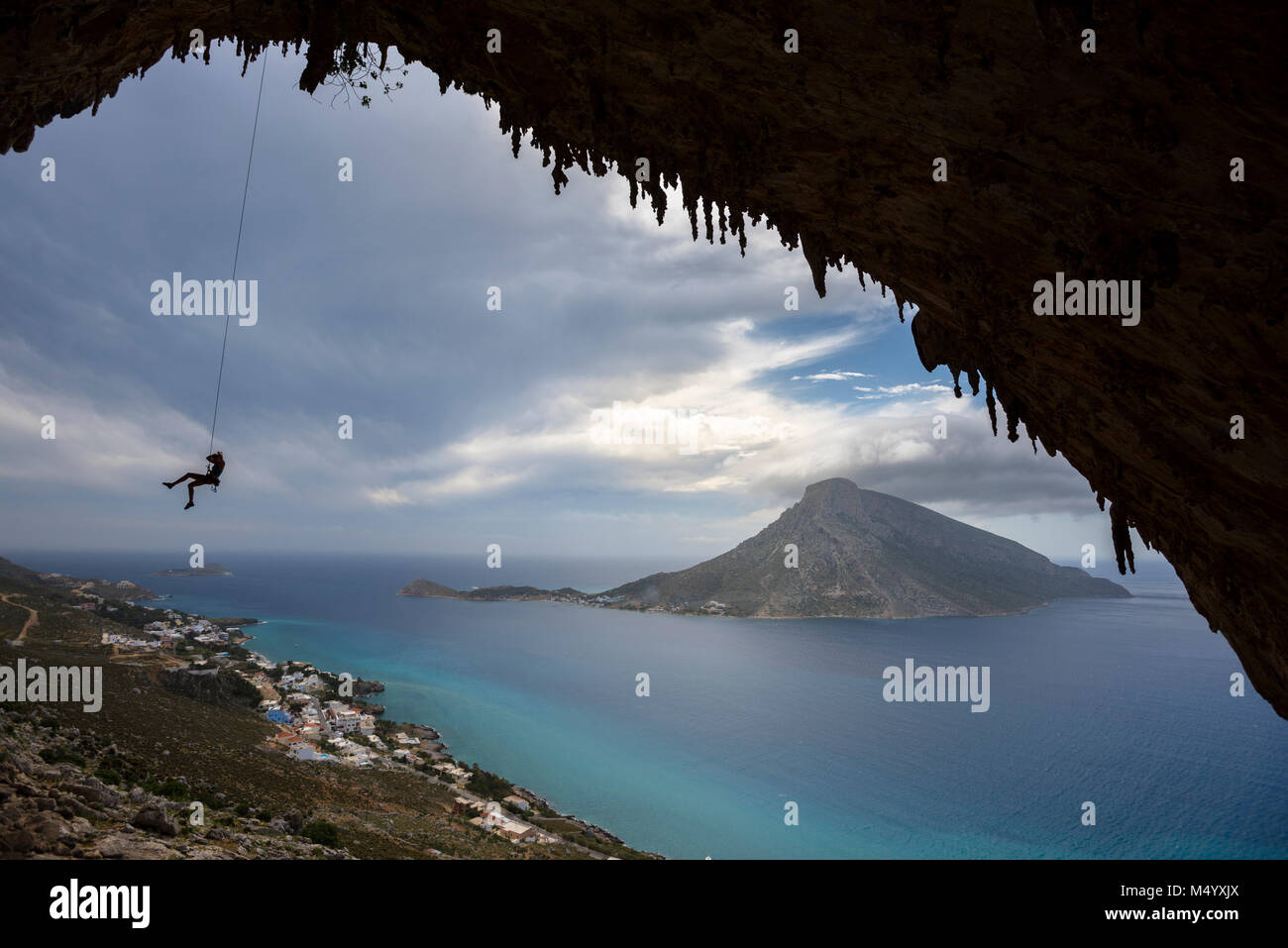 Alpinista professionista arrampicata a Kalymnos, Grecia Foto Stock