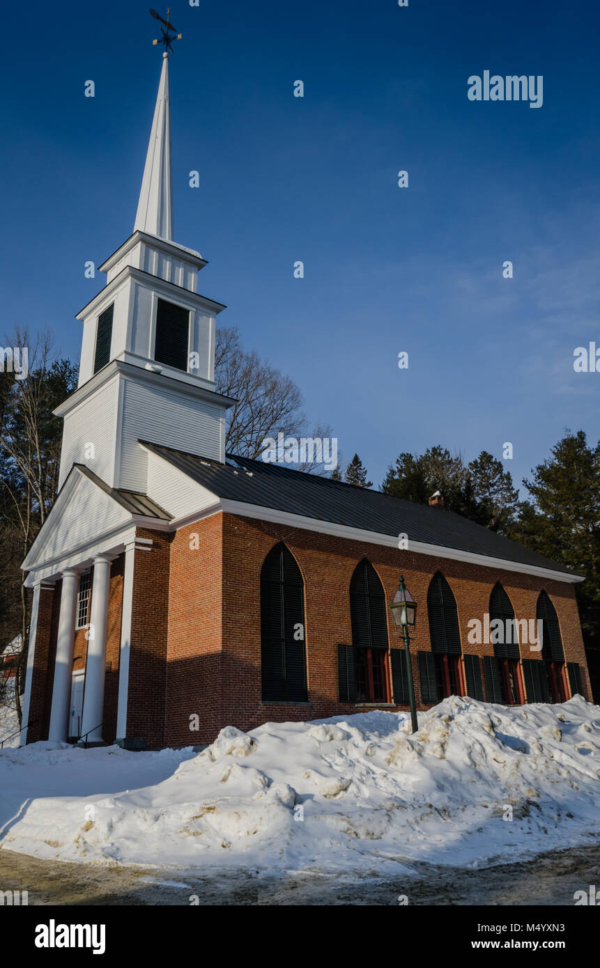 La chiesa congregazionale di Grafton, conosciuta localmente come la chiesa di Brick, è una chiesa storica sulla strada principale a Grafton, Vermont. Foto Stock