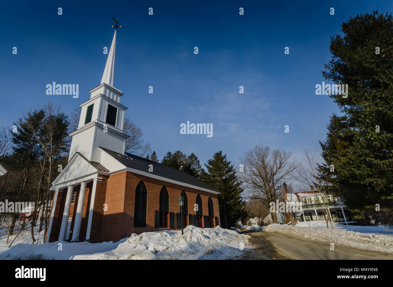 La chiesa congregazionale di Grafton, conosciuta localmente come la chiesa di Brick, è una chiesa storica sulla strada principale a Grafton, Vermont. Foto Stock