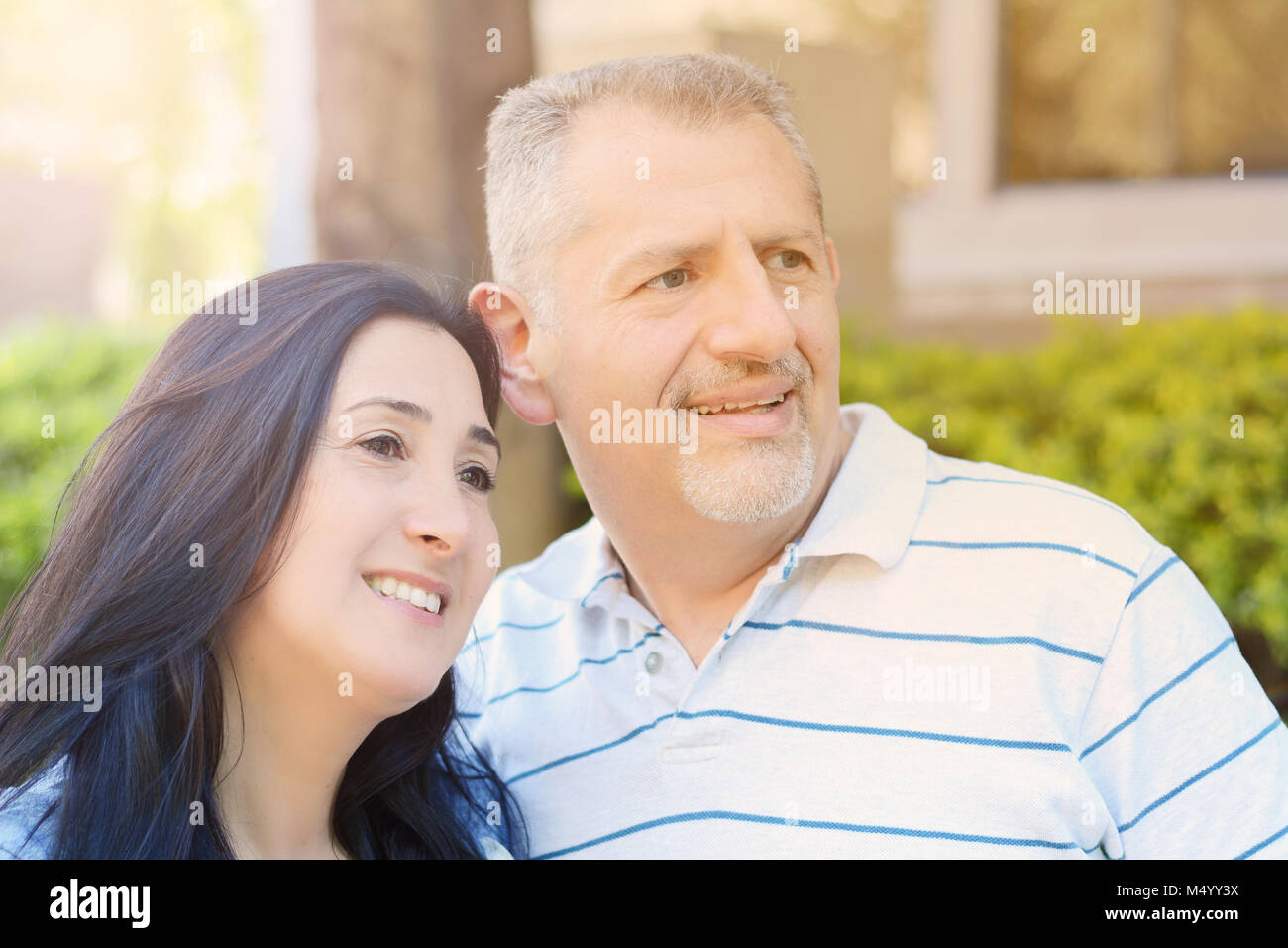 Ritratto di sorridere di mezza età matura in campagna guardando in avanti. All'aperto Foto Stock