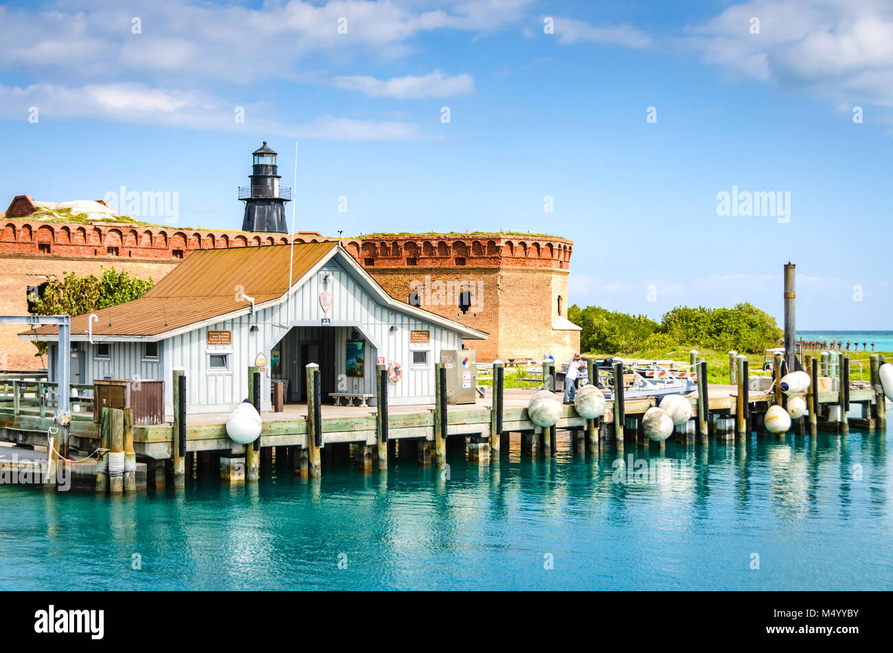 Dock e la sede del parco di Fort Jefferson nel Parco Nazionale di Dry Tortugas in Florida keys. Foto Stock