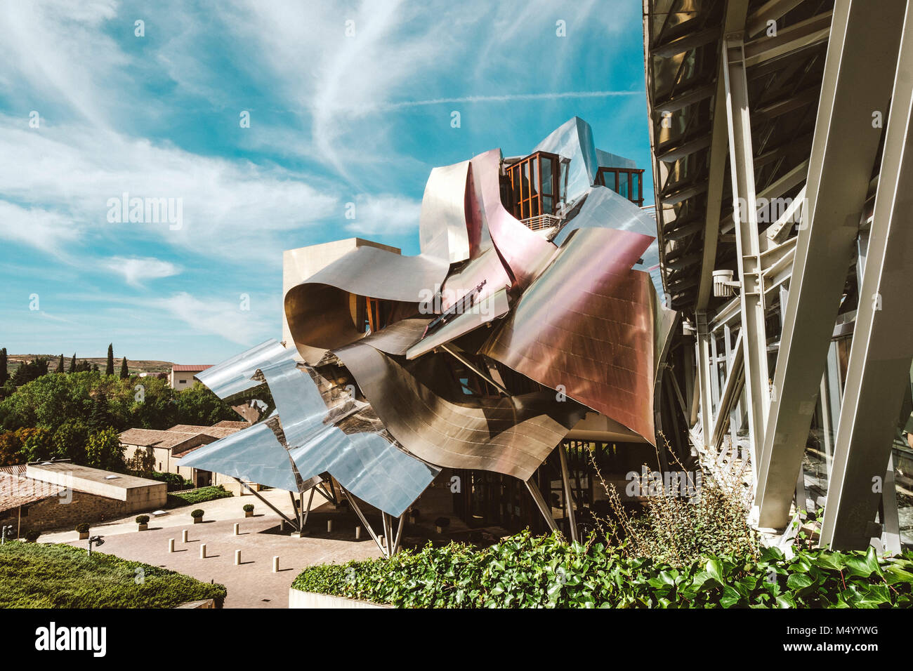 Facciata dell'hotel Marques de Riscal, architettura futuristica, Pamplona, Navarra, Spagna Foto Stock
