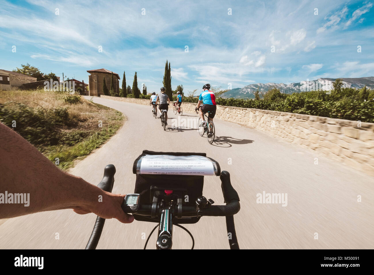 Punto di vista personale shot del ciclista su strada, La Rioja, Spagna Foto Stock