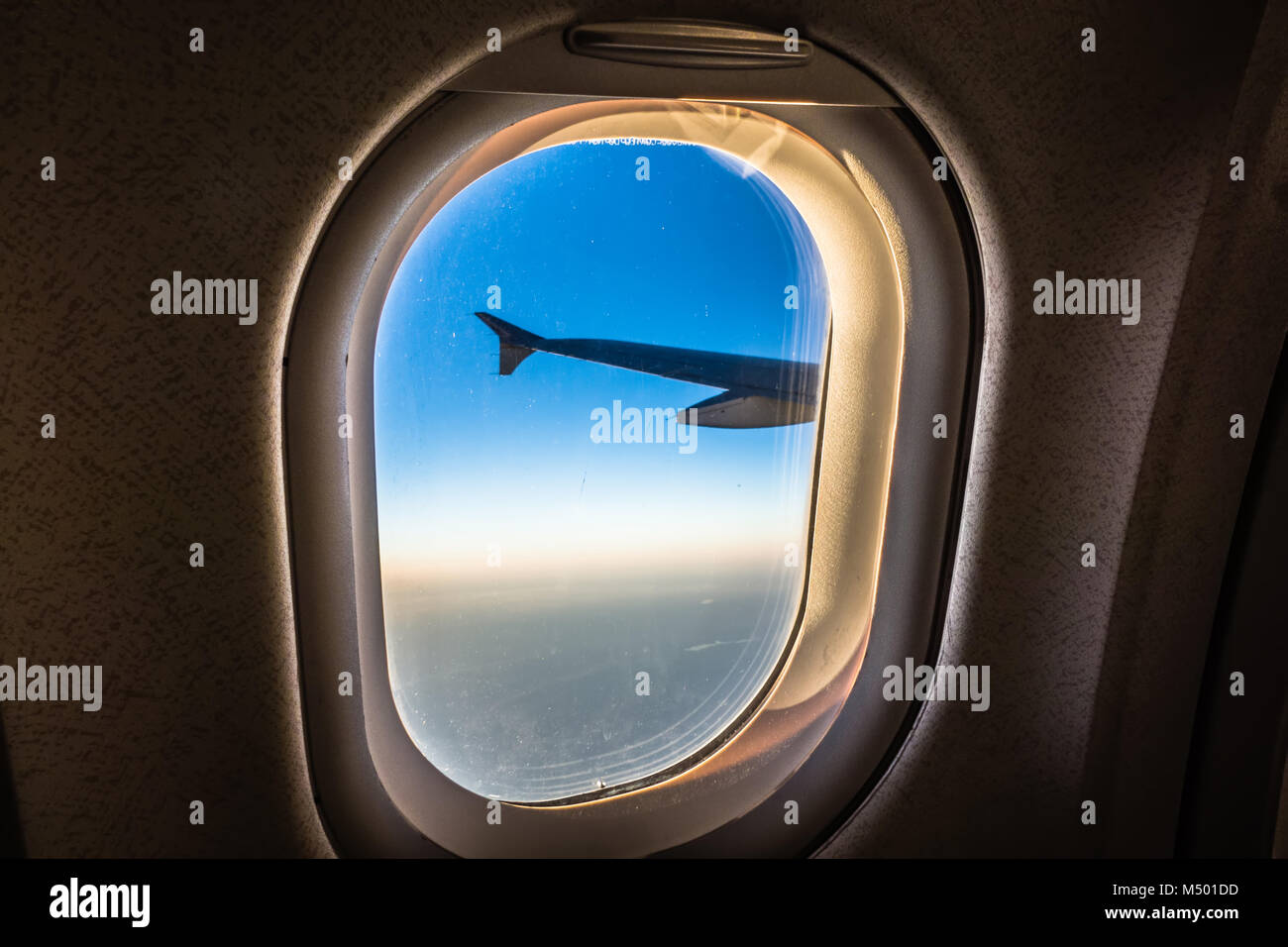 Guardare fuori dalla finestra di un aereo Foto Stock