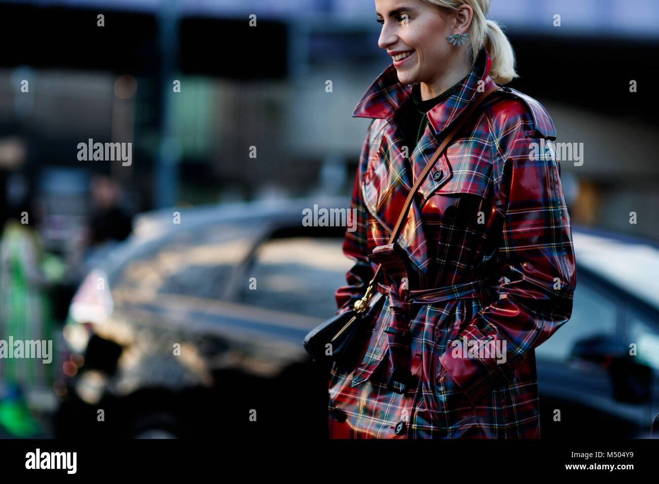 Blogger Caroline Daur ponendo al di fuori della pista Burberry mostra durante la London Fashion Week - Feb 17, 2018 - Foto: Pista Manhattan/Zach Dodds ***per solo uso editoriale*** | Verwendung weltweit Foto Stock
