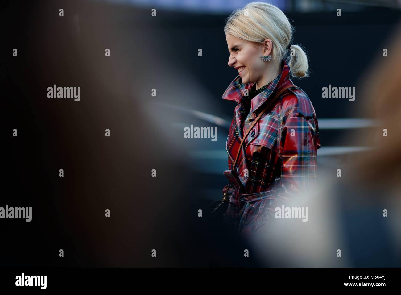 Blogger Caroline Daur ponendo al di fuori della pista Burberry mostra durante la London Fashion Week - Feb 17, 2018 - Foto: Pista Manhattan/Zach Dodds ***per solo uso editoriale*** | Verwendung weltweit Foto Stock