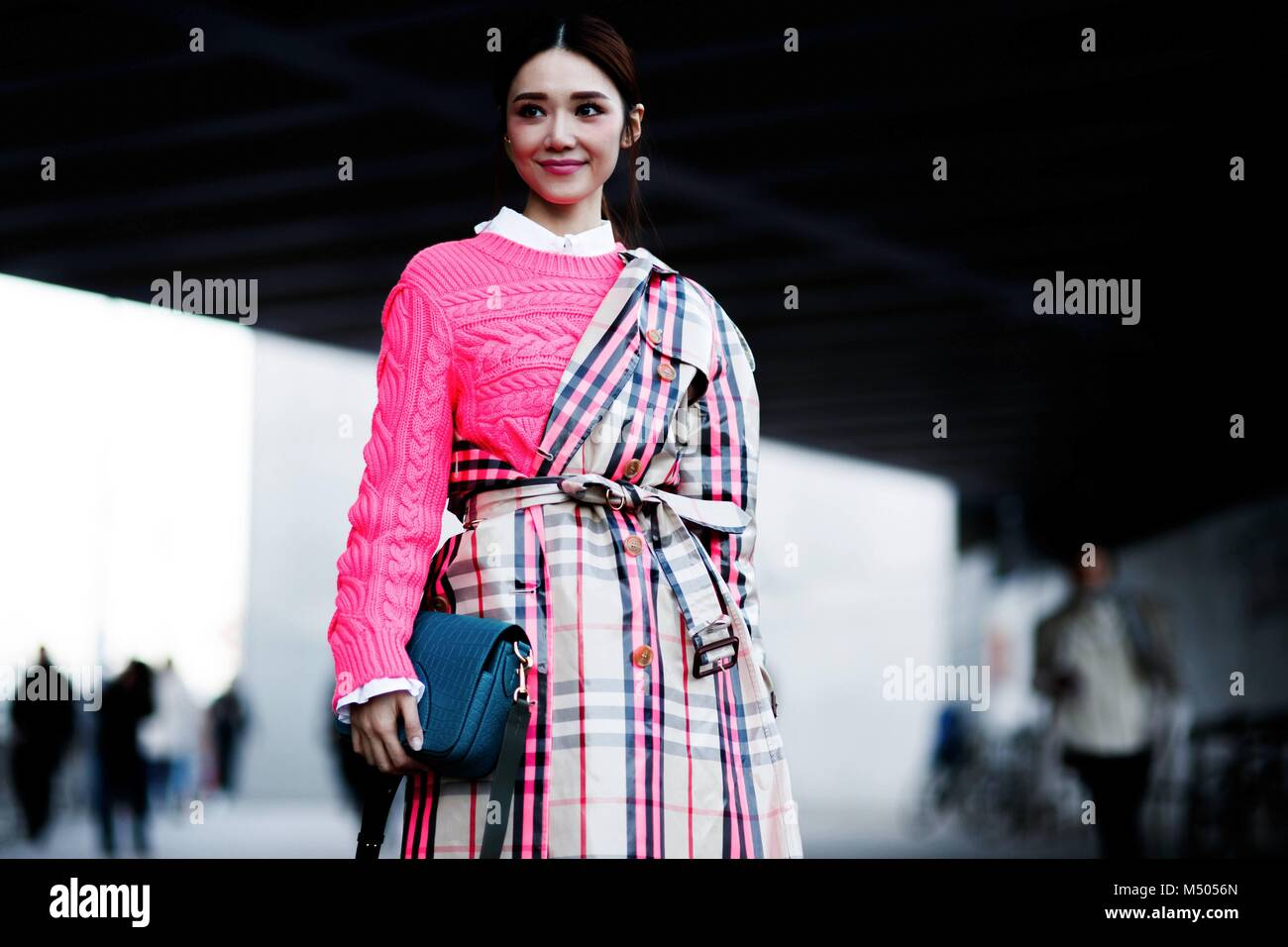 Londra, Grossbritannien. Xvii Feb, 2018. Un elegante showgoer ponendo al di fuori della pista Burberry mostra durante la London Fashion Week - Feb 17, 2018 - Credit: Pista Manhattan/Zach Dodds ***per solo uso editoriale*** | Verwendung weltweit/dpa/Alamy Live News Foto Stock