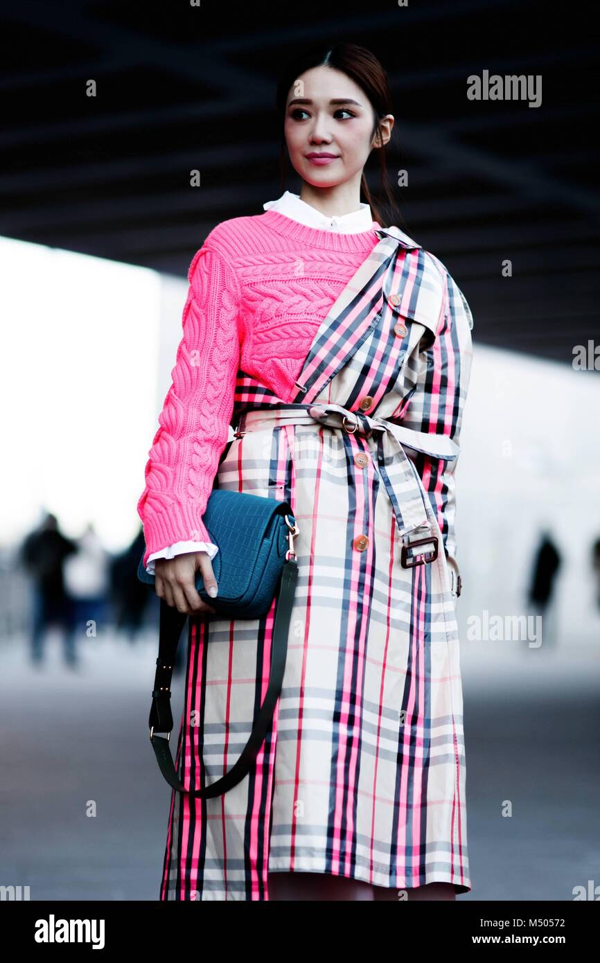 Londra, Grossbritannien. Xvii Feb, 2018. Un elegante showgoer ponendo al di fuori della pista Burberry mostra durante la London Fashion Week - Feb 17, 2018 - Credit: Pista Manhattan/Zach Dodds ***per solo uso editoriale*** | Verwendung weltweit/dpa/Alamy Live News Foto Stock