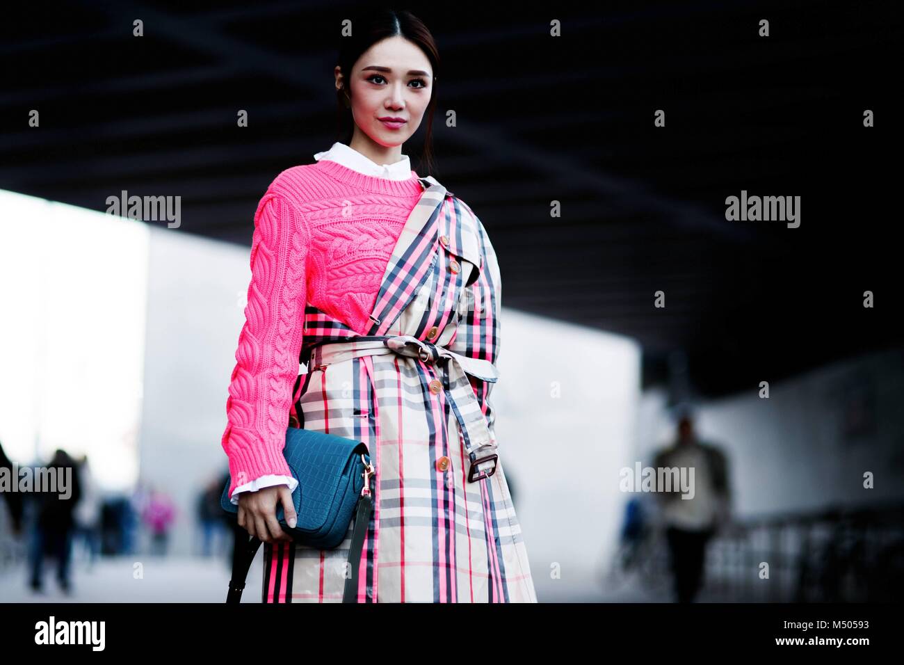 Londra, Grossbritannien. Xvii Feb, 2018. Un elegante showgoer ponendo al di fuori della pista Burberry mostra durante la London Fashion Week - Feb 17, 2018 - Credit: Pista Manhattan/Zach Dodds ***per solo uso editoriale*** | Verwendung weltweit/dpa/Alamy Live News Foto Stock
