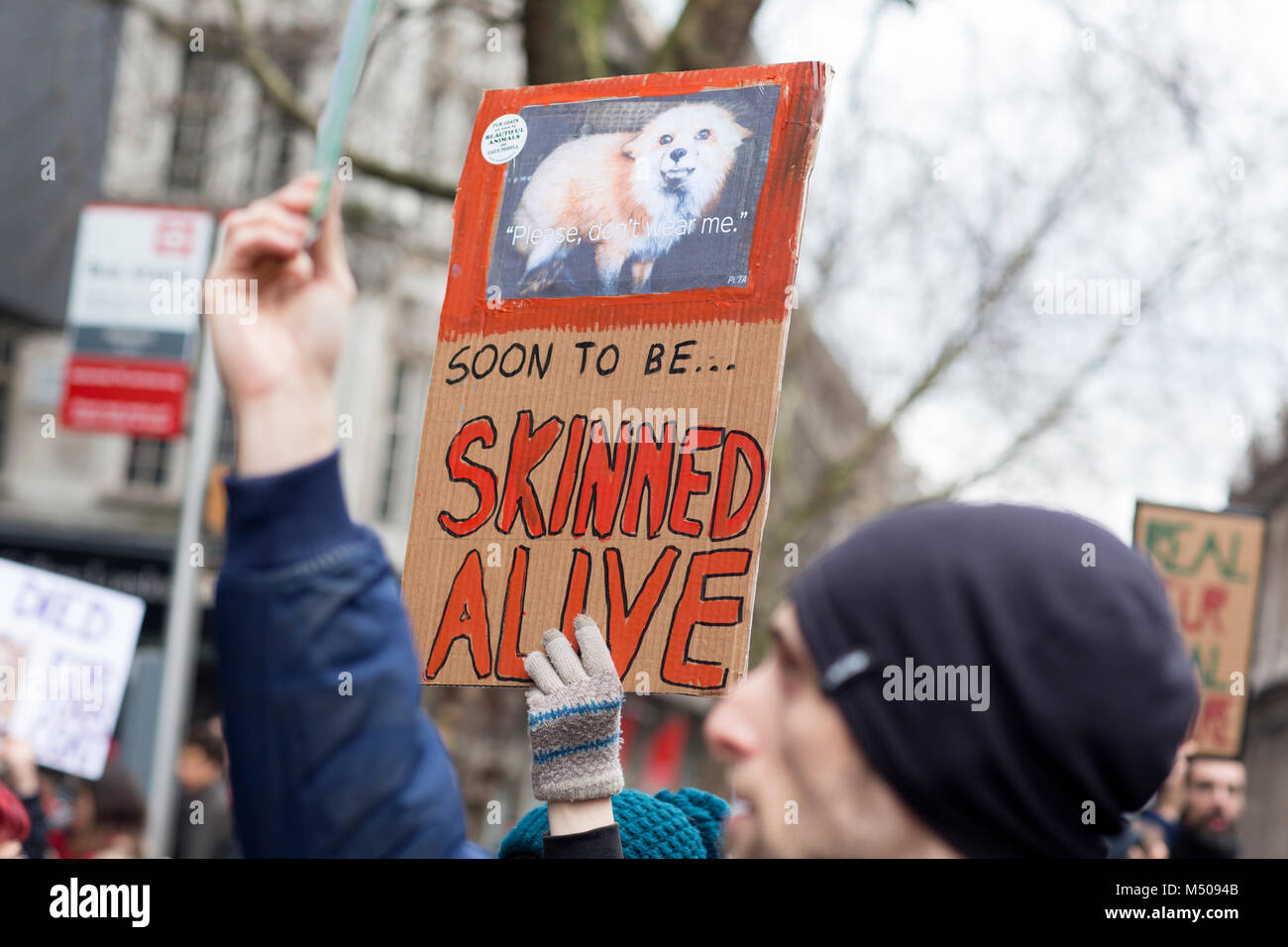 Londra, Regno Unito. 17 febbraio 2018, attivisti per i diritti degli animali protesta contro l uso di pellicce di animali nel settore della moda al di fuori della sede per la London Fashion Week. Mariusz Goslicki/Alamy Live News Foto Stock