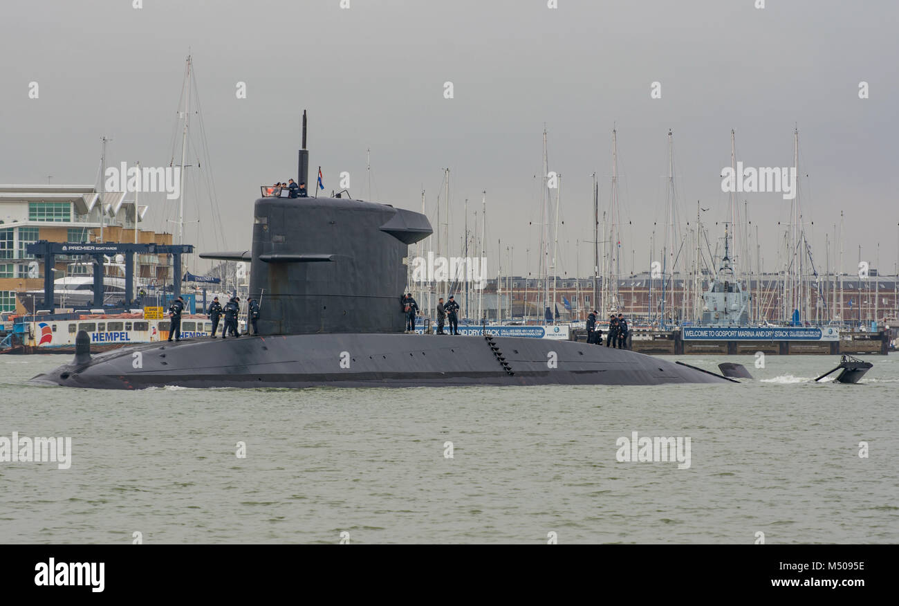 Portsmouth, Regno Unito. Il 19 febbraio, 2018. La marina olandese sottomarino, HNLMS tricheco (S802) lascia la Base Navale dopo la visita, per riprendere la funzioni di formazione. Credito: Neil Watkin / Alamy Live News Foto Stock