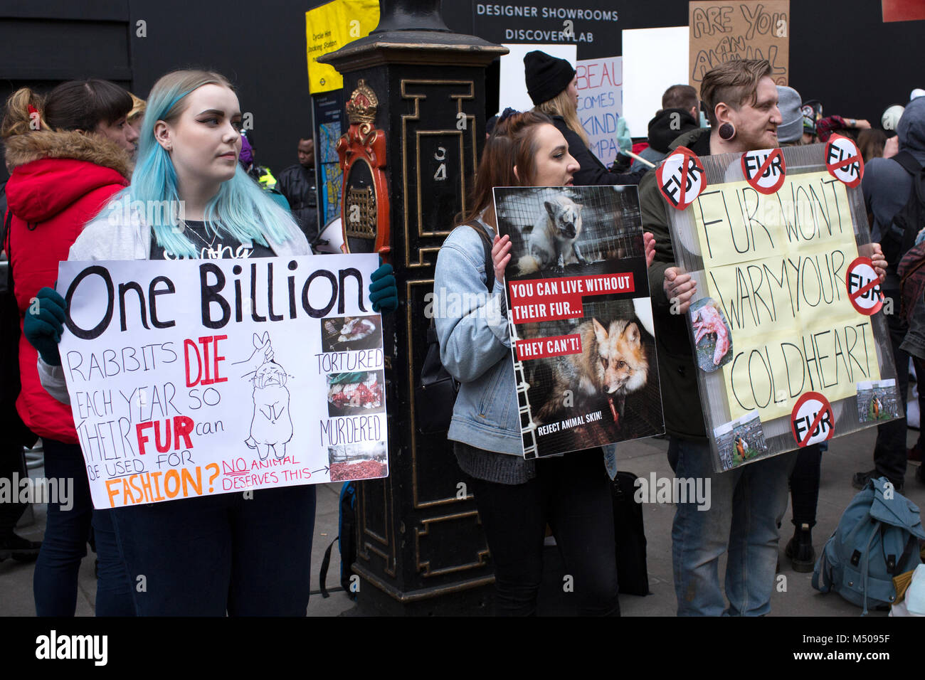 Londra, Regno Unito. 17 febbraio 2018, attivisti per i diritti degli animali protesta contro l uso di pellicce di animali nel settore della moda al di fuori della sede per la London Fashion Week. Mariusz Goslicki/Alamy Live News Foto Stock