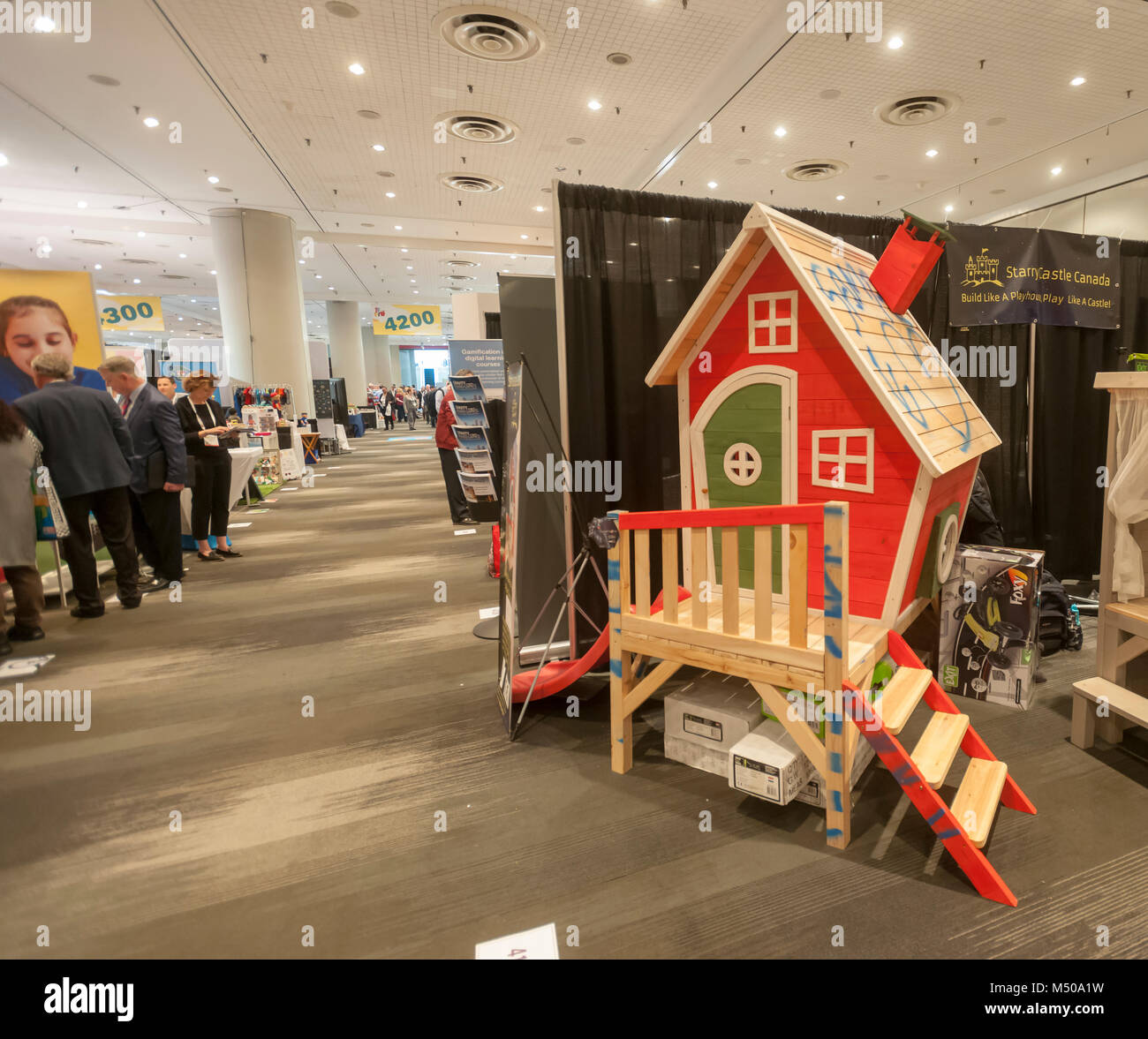 New York, Stati Uniti d'America. Il 19 febbraio, 2018. Il castello di stellata sul display al 115North American International Toy Fair di il Jacob Javits Convention Center di New York lunedì, 19 febbraio 2018. I quattro giorni della fiera con oltre 1000 espositori collega gli acquirenti e i venditori e richiama decine di migliaia di partecipanti. L'industria dei giocattoli genera oltre 26 miliardi di dollari solo negli Stati Uniti e Toy Fair è il più grande commercio di giocattoli mostra nell'emisfero occidentale. (© Richard B. Levine) Credito: Richard Levine/Alamy Live News Foto Stock