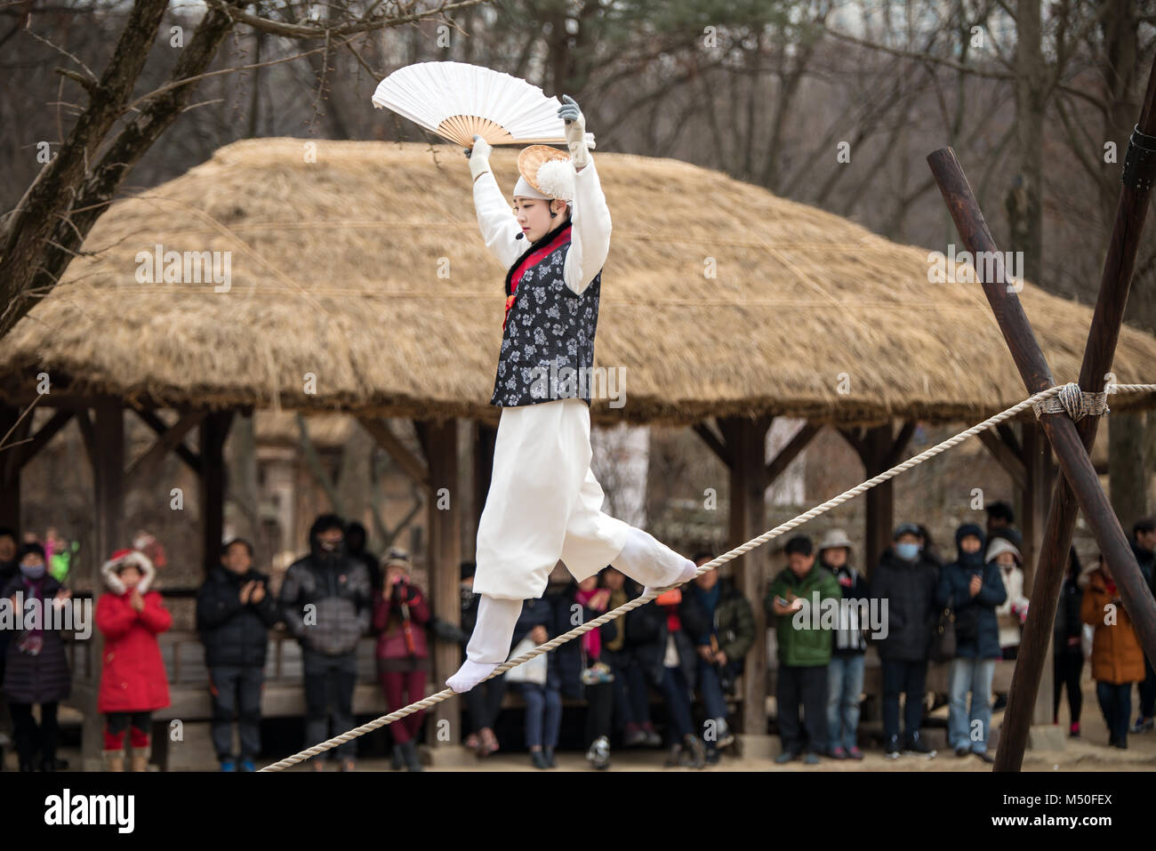 Acrobazie su una fune camminare al Villaggio Folcloristico Coreano Foto Stock