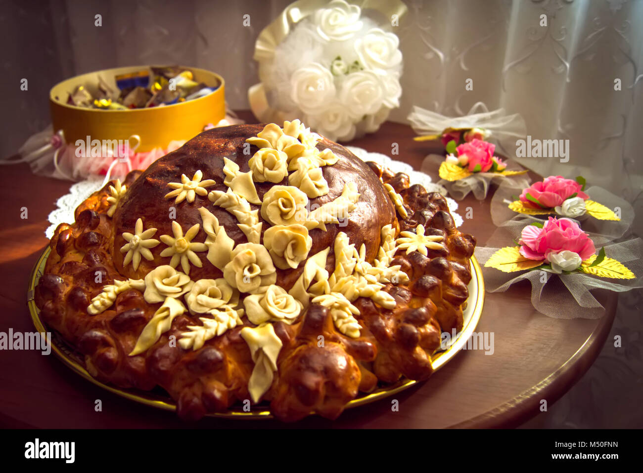 Per chi è in luna di miele sono accolti dai genitori e trattata per nozze roulotte, torta, bridesmaids, roulotte Foto Stock