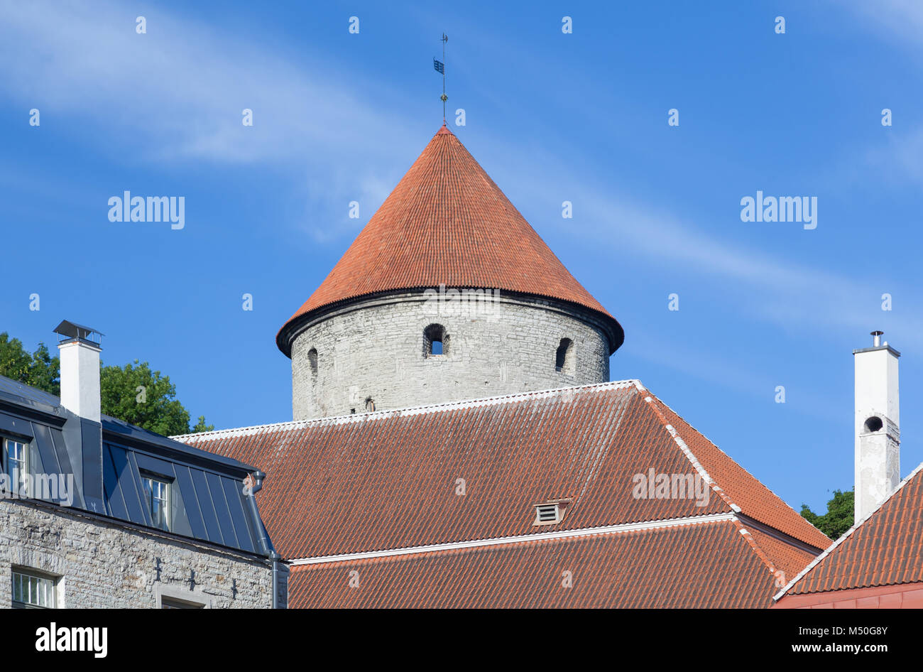 Vista dalla città per i tetti di tegole e Bastione Kiek in de Kok è una torre di artiglieria a Tallinn, costruito nel 1475 Foto Stock