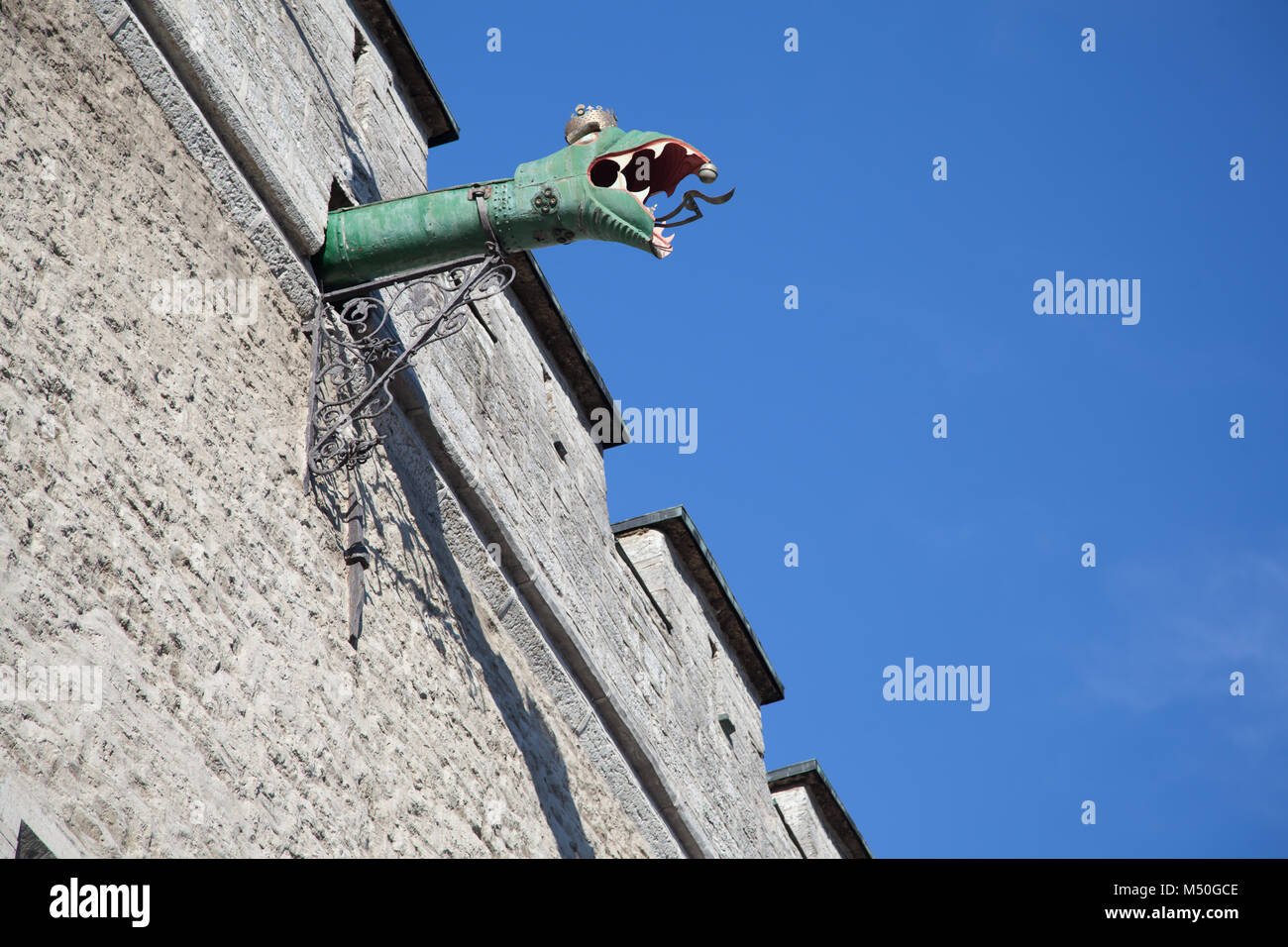 La parte iniziale nella forma di un drago verde presso il Municipio di Tallinn Foto Stock