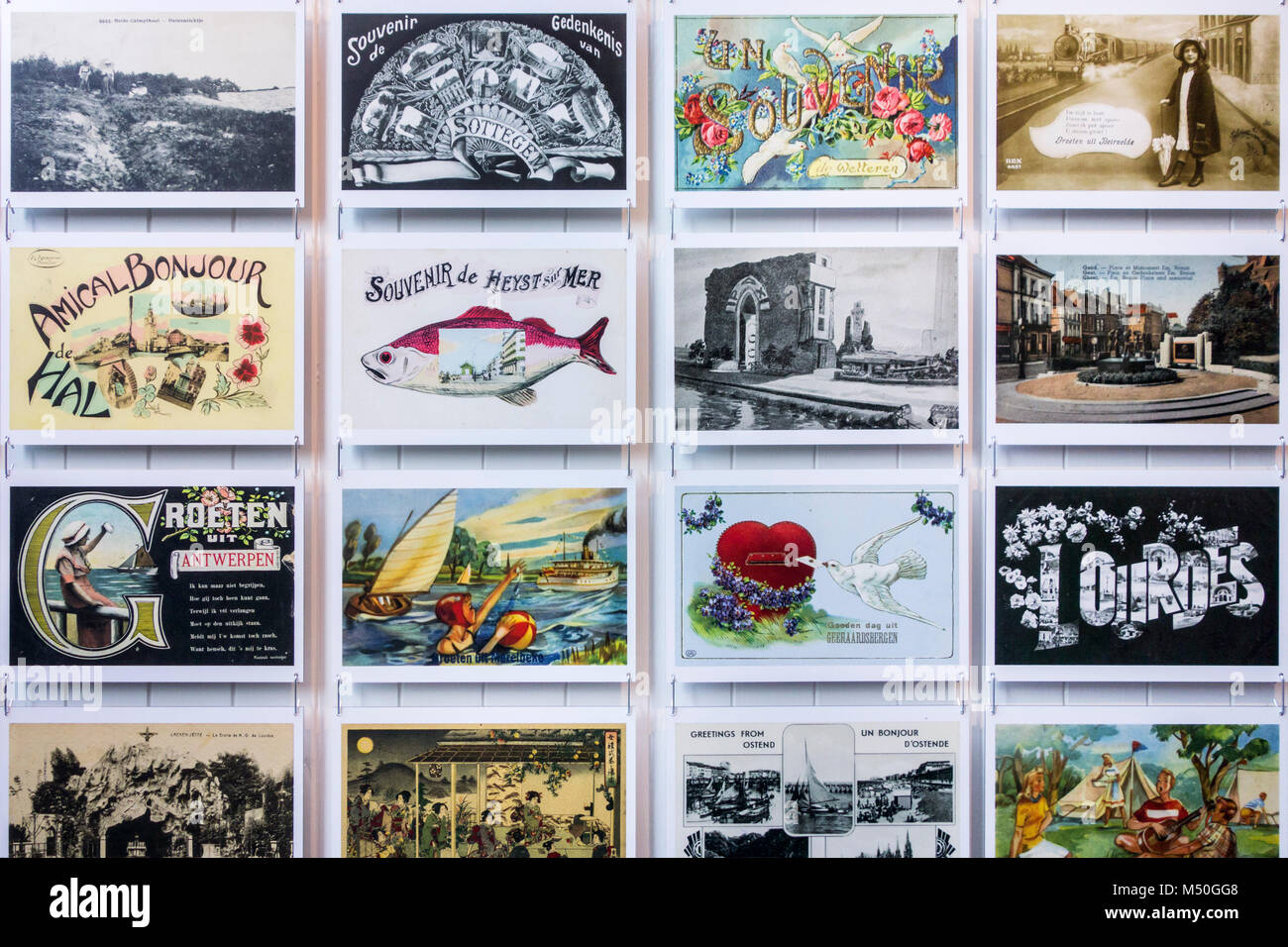 Collezione di cartoline d'epoca di inizio xx secolo che mostra i disegni e le vecchie fotografie di destinazioni di vacanza Foto Stock