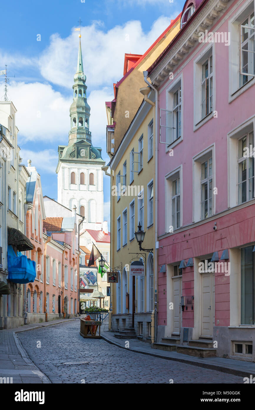 Rataskaevu street e nonostante la chiesa di San Nicola a Tallinn Foto Stock