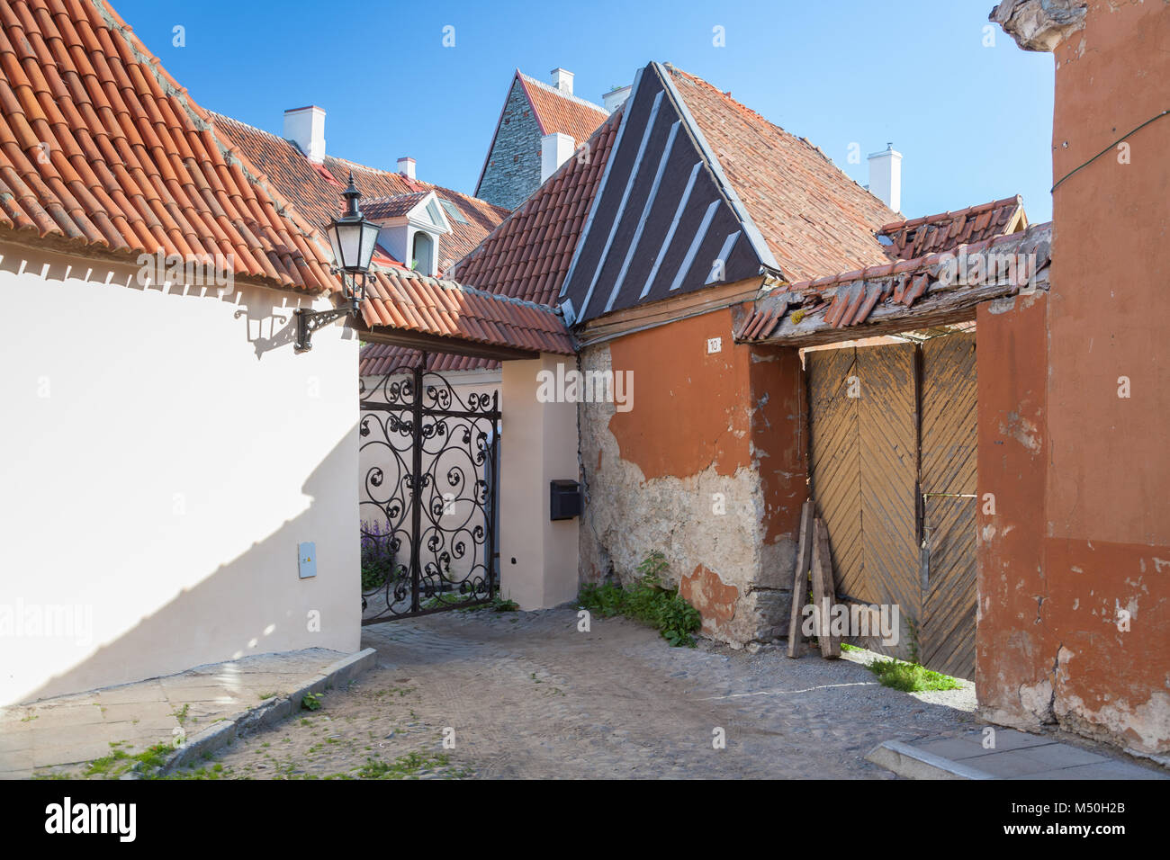 Cortile vecchia di Tallinn con piccole case e cancelli Foto Stock