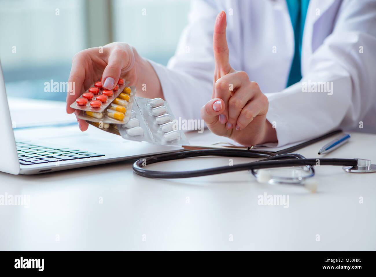 Medico con farmaci prescritti nel concetto medico Foto Stock