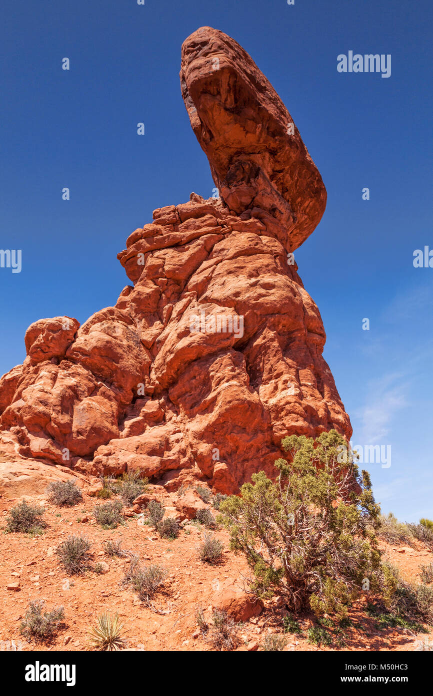 Il eroso formazione di arenaria noto come Rock equilibrato, Arches National Park, Utah, Stati Uniti d'America. Foto Stock