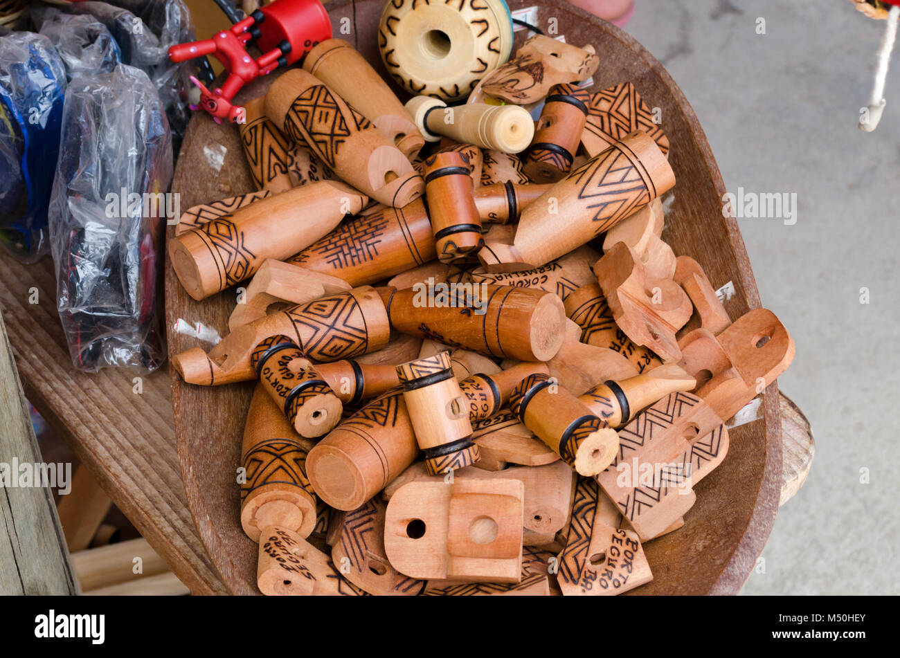 In legno fatti a mano fischietti che imitano i suoni degli uccelli venduti a fiere artigianali in Brasile. Foto Stock