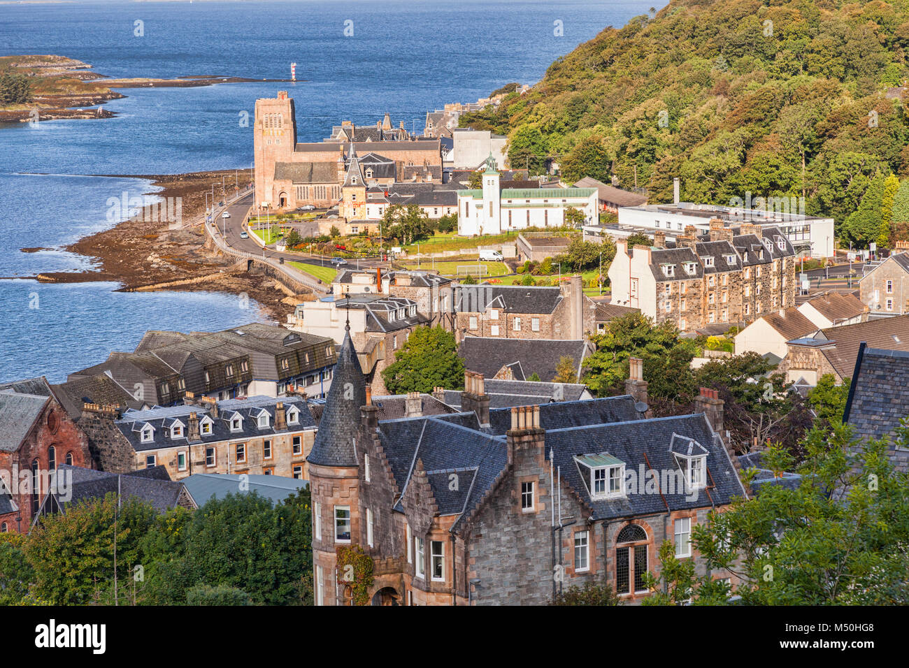 Oban da McCaigs Tower, con San Columba la Cattedrale cattolica romana sul lungomare, Oban, Argyll and Bute, Scotland, Regno Unito. Foto Stock