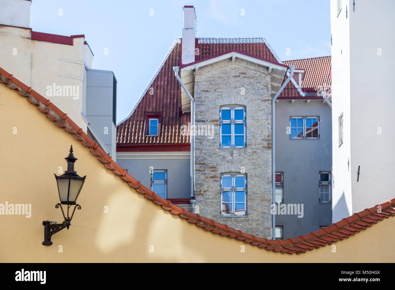 Case e arco di retromarcia sul lai street a Tallinn Foto Stock