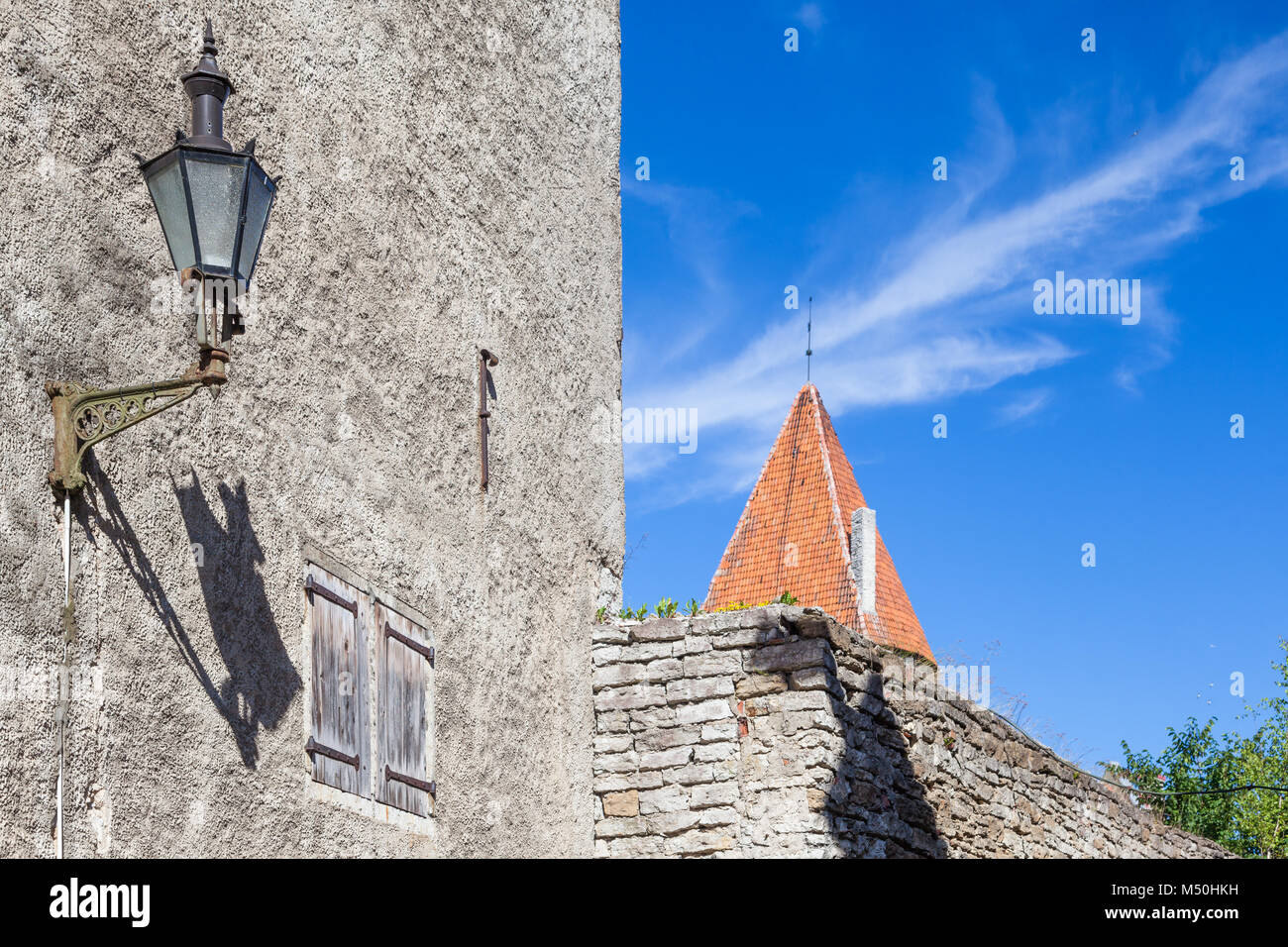 Vecchie mura, sky e torre di vecchia Tallinn Foto Stock