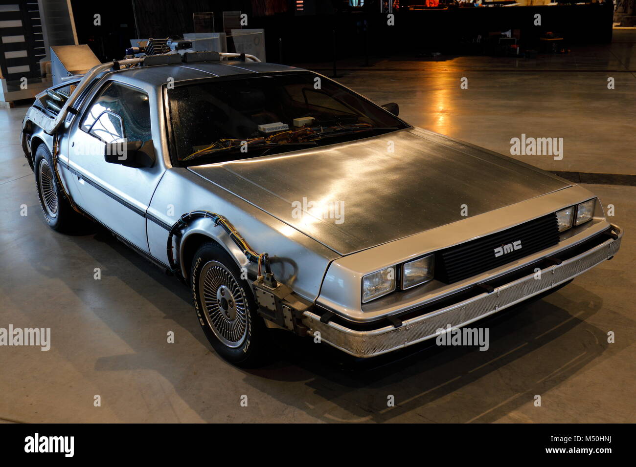 Una replica De Lorean time machine dal Ritorno al futuro sul display in Ultra con evento presso il Yorkshire Event Center in Harrogate Foto Stock