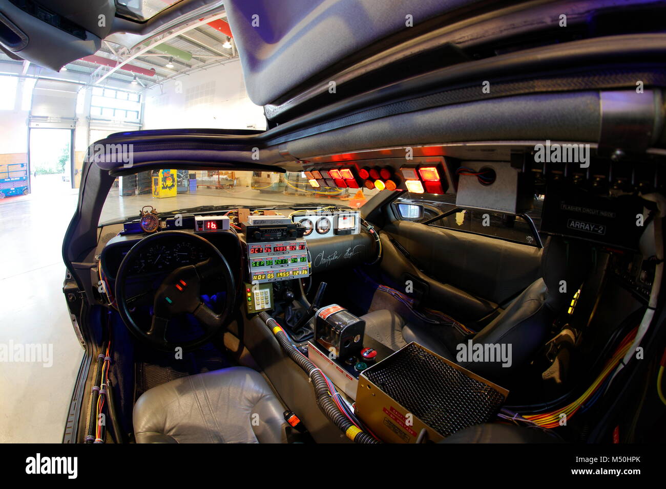 Una replica De Lorean time machine dal Ritorno al futuro sul display in Ultra con evento presso il Yorkshire Event Center in Harrogate Foto Stock