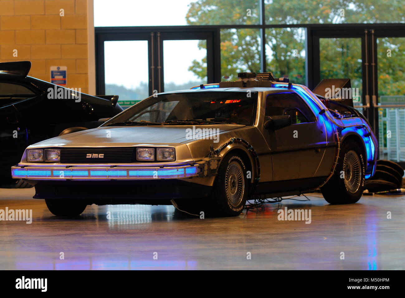 Una replica De Lorean time machine dal Ritorno al futuro sul display in Ultra con evento presso il Yorkshire Event Center in Harrogate Foto Stock