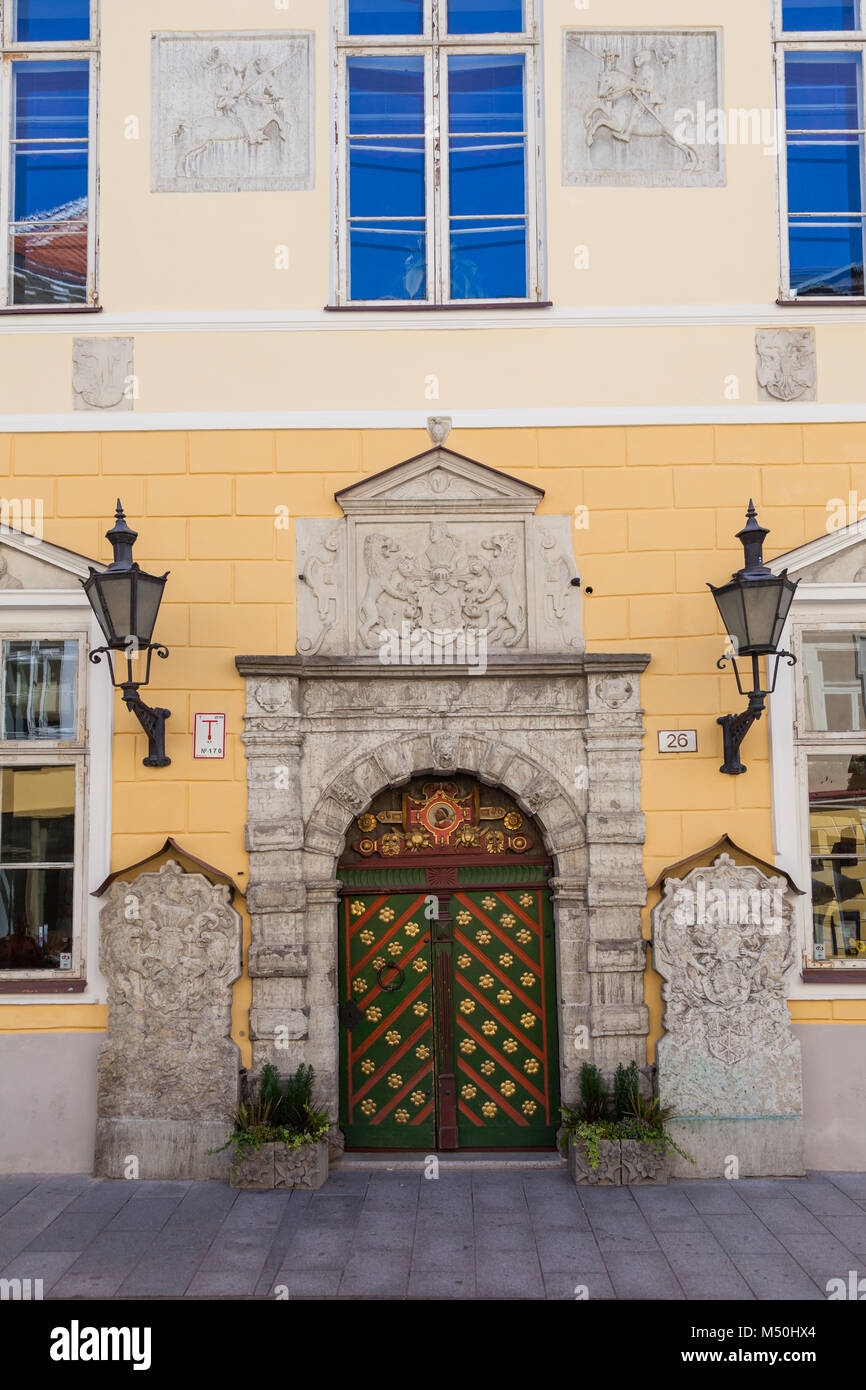 Le porte verniciate data dal 1640. Casa delle Teste Nere su Pikk street a Tallinn Foto Stock